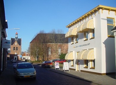 Rechts Galerie Beeldkracht, links het pittoreske klokkentorentje van Scheemda